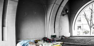 Czym można zakleić dziurę w materacu?